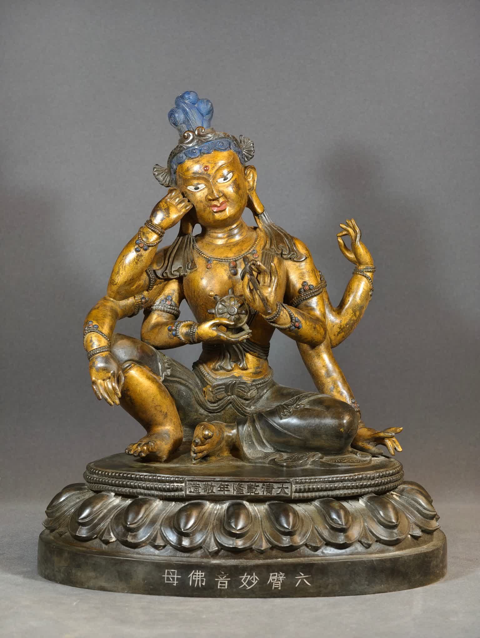 A piece of Qing Dynasty copper gilt six-armed Buddha mother: Qing Dynasty copper-gilt six-armed Buddha mother SIZE: H: 31cm W: 25.5cm W: 15 pounds (The Dimensions Of All Batches Are Manually Measured.If You Need More Detailed Information, Please Contact Our Cus