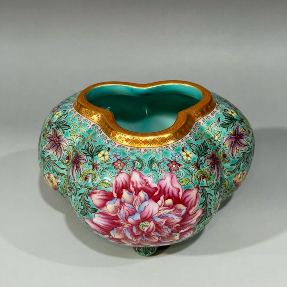 A piece of Yongzheng year, green ground intertwined lotus pattern, alum red gold rim, melon edge: Yongzheng year system green ground intertwined lotus pattern alum red gold rim melon edge three-legged wash SIZE: H: 8.5cm MouthD: 8cm Belly diameter 12.5cm Bottom diameter 8cm (The Dimensions Of