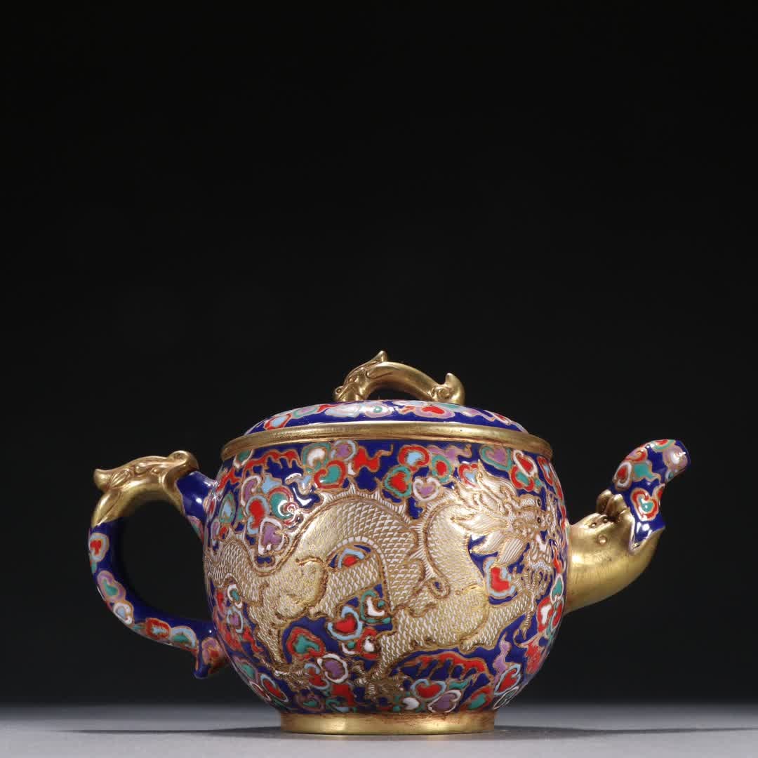 A Qianlong model purple sand gilt enamel dragon pattern teapot: Qianlong purple sand gilt enamel dragon pattern teapot SIZE: H:12cm W:19cm (The Dimensions Of All Batches Are Manually Measured.If You Need More Detailed Information, Please Contact Our Customer
