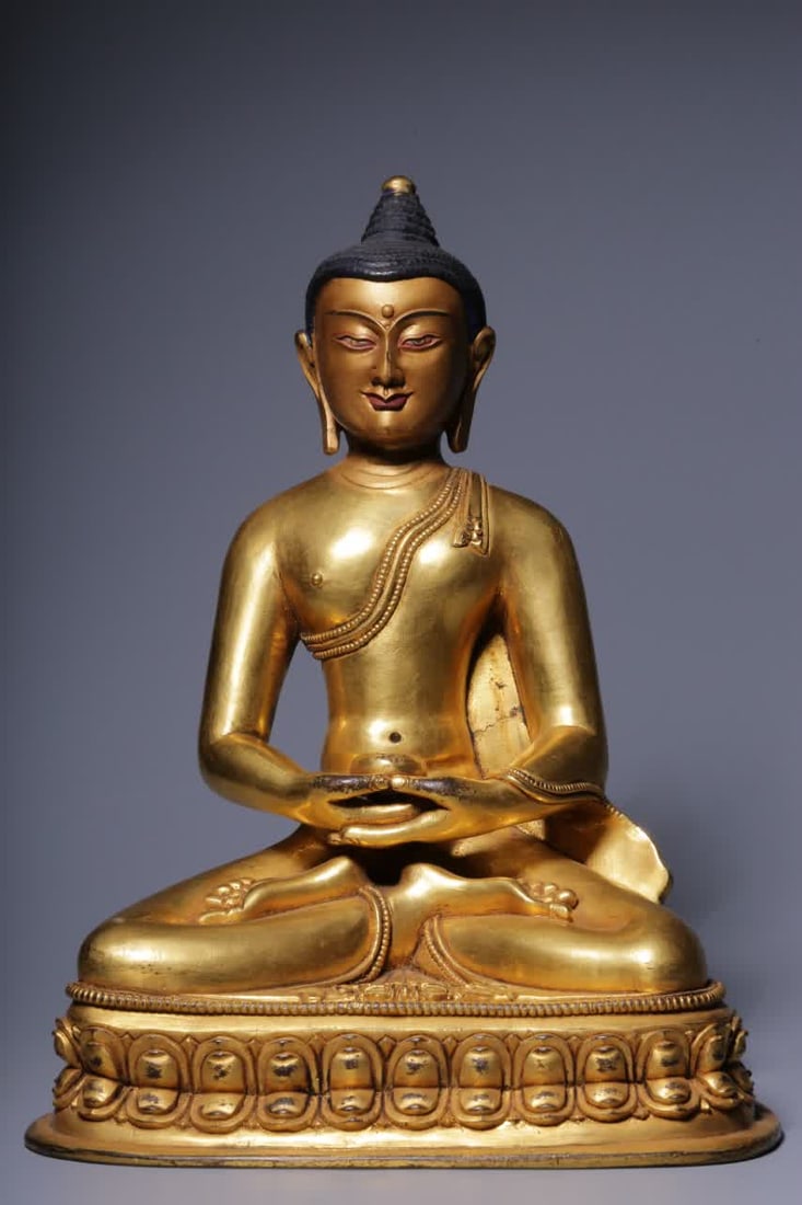 A seated statue of Shakyamuni Buddha in copper gilt in the Qing Dynasty: Qing Dynasty copper gilt seated statue of Shakyamuni Buddha SIZE: H:21cm L:16cm W:11cm W:2136g (The Dimensions Of All Batches Are Manually Measured.If You Need More Detailed Information,