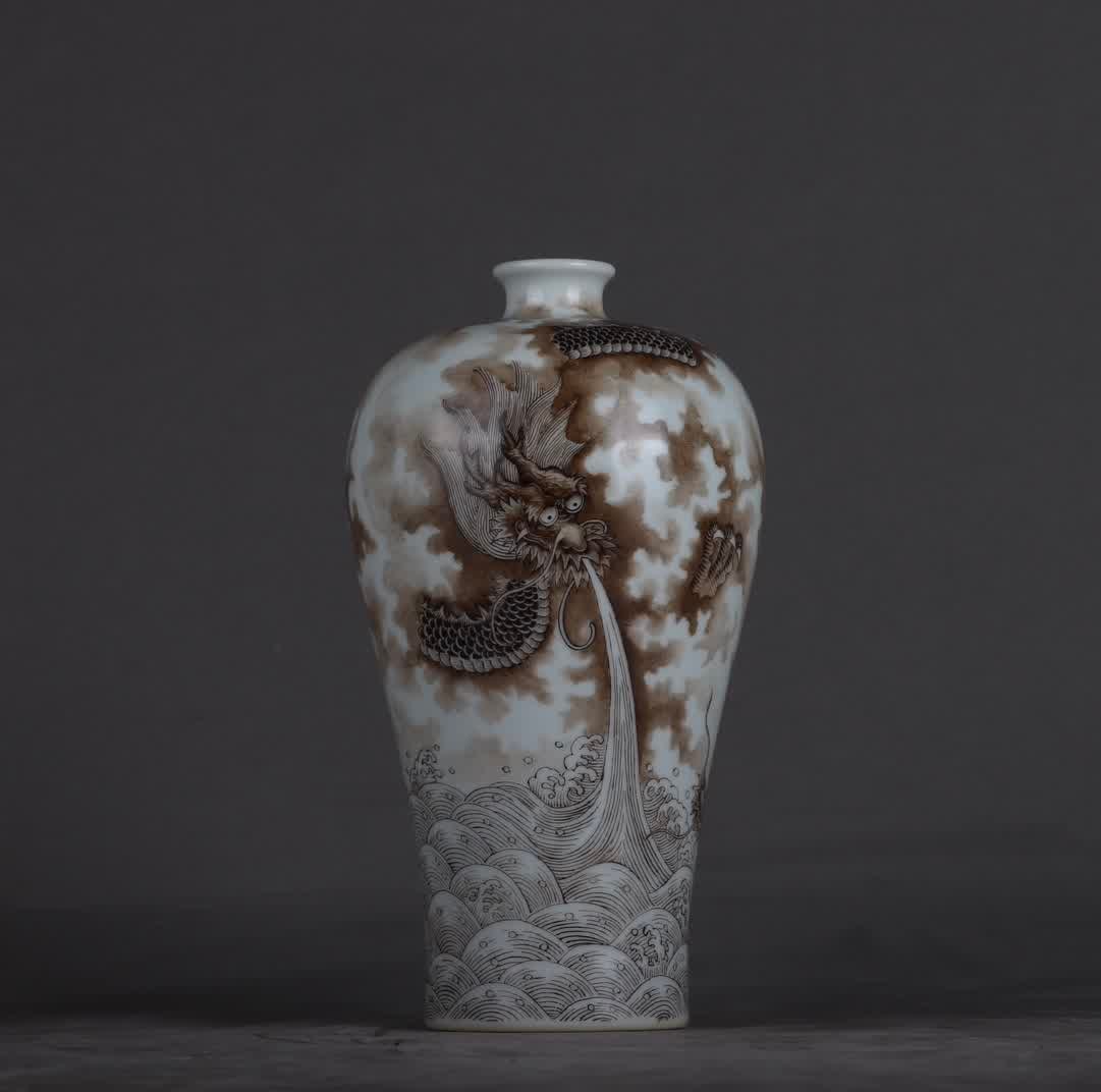 A Qing Yongzheng ink color dragon pattern plum bottle: Qing Yongzheng ink color dragon pattern plum bottle SIZE: H: 18cm Belly diameter 10cm (The Dimensions Of All Batches Are Manually Measured.If You Need More Detailed Information, Please Contact