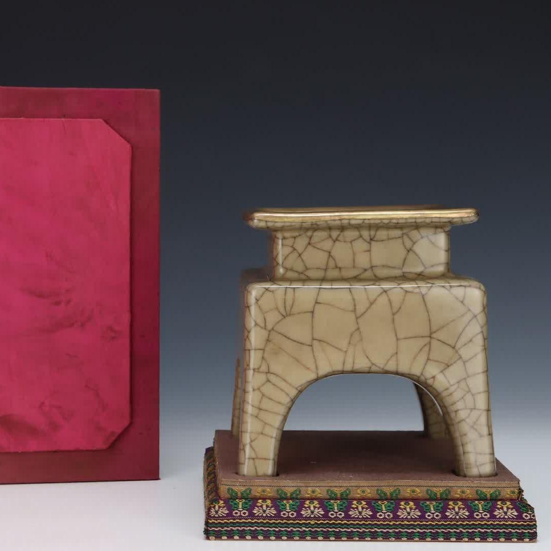 A Yuan Dynasty drained lotus leaf mandarin duck pattern animal ear jar: Yuan Dynasty powder-painted lotus leaf mandarin duck pattern animal ear jar SIZE: H: 14.2cm Abdominal diameter 14cm (The Dimensions Of All Batches Are Manually Measured.If You Need More Detailed