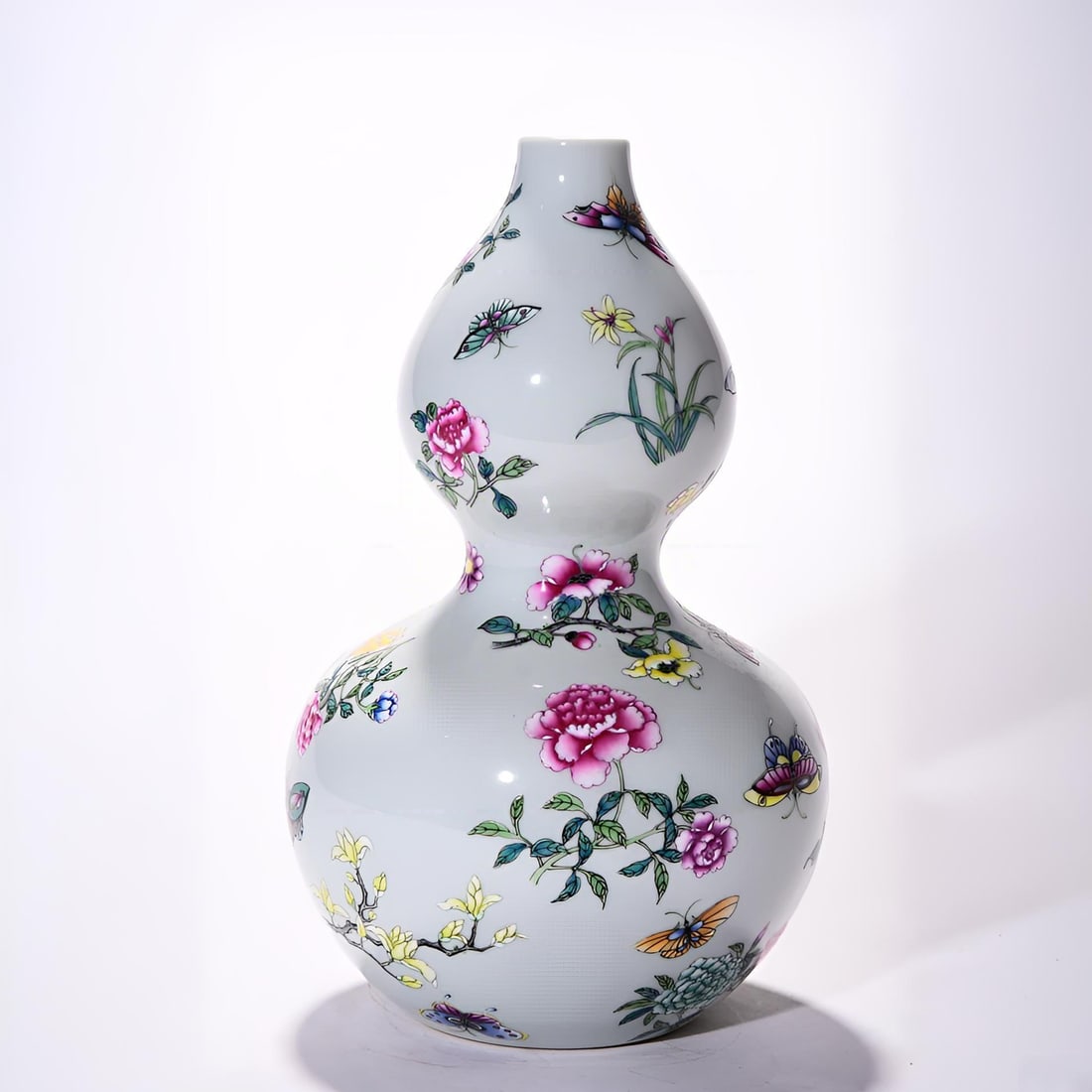 A pastel flower butterfly gourd bottle made in the Yongzheng era of the Qing Dynasty: Qing Dynasty Yongzheng year pastel flower butterfly gourd bottle SIZE: H: 21.5cm Belly diameter 13.5cm (The Dimensions Of All Batches Are Manually Measured.If You Need More Detailed Information,