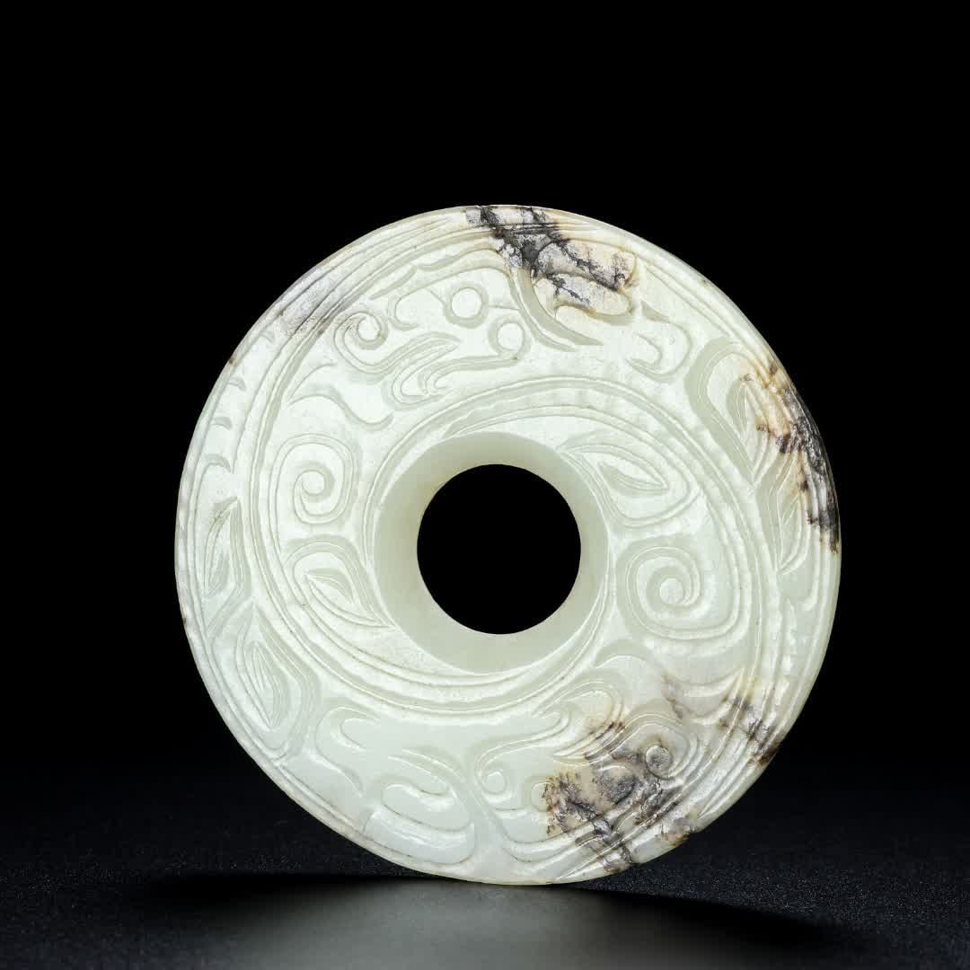 An ancient jade jade: Ancient jade SIZE: W: 73.8g Outer D: 8.5cm W: 3.5cm T: 0.4cm (The Dimensions Of All Batches Are Manually Measured.If You Need More Detailed Information, Please Contact Our Customer Service Before