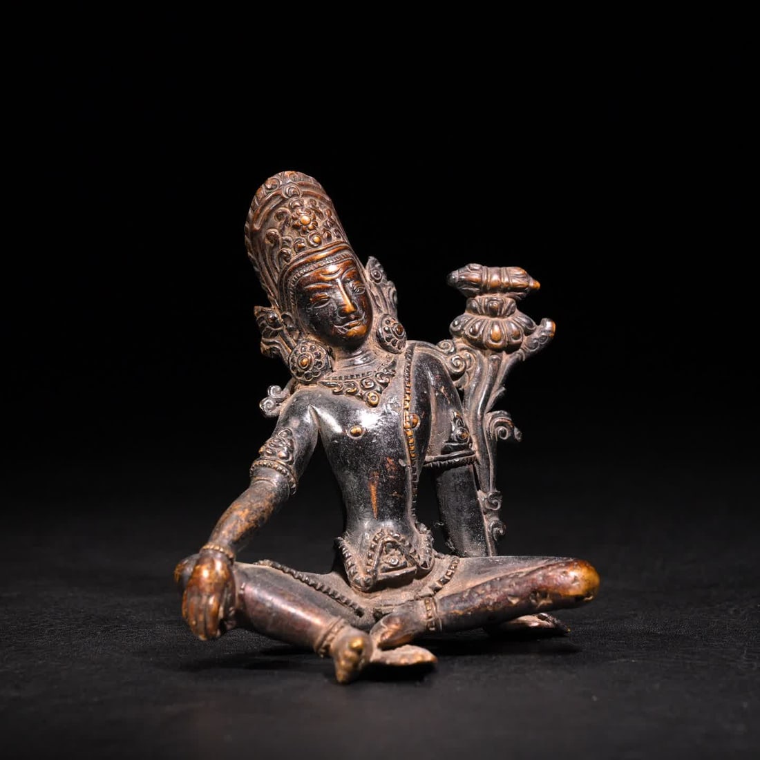 A seated statue of Guanyin in the Qing Dynasty bronze tire: Qing Dynasty bronze tire Tibetan Guanyin seated statue SIZE: H:12.2cm W:10.2cm W:639g (The Dimensions Of All Batches Are Manually Measured.If You Need More Detailed Information, Please Contact