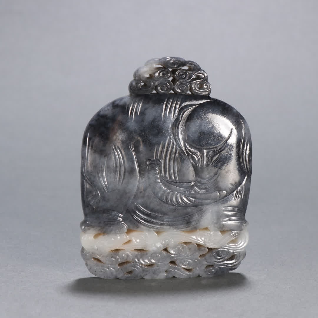 A Qing Dynasty blue and white seed material Taiping elephant pendant: Qing Dynasty blue and white seed material Taiping elephant pendant SIZE: H:9.1cm W:7.1cm W:156.3g (The Dimensions Of All Batches Are Manually Measured.If You Need More Detailed Information,