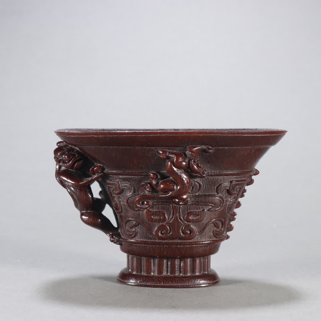 A horn carved dragon pattern cup: Horn carved dragon pattern cup SIZE: H:6.8cm W:10.6cm W:160g (The Dimensions Of All Batches Are Manually Measured.If You Need More Detailed Information, Please Contact Our Customer Service