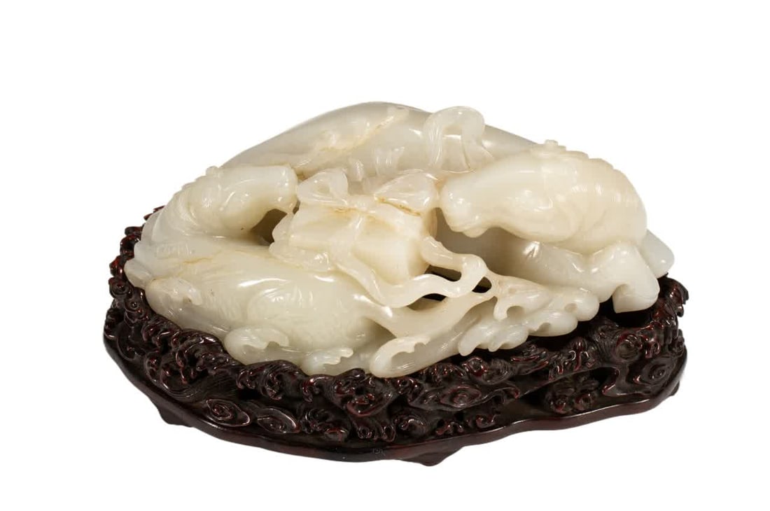 A Qing Dynasty Hetian jade horse ornament (1 of 9)