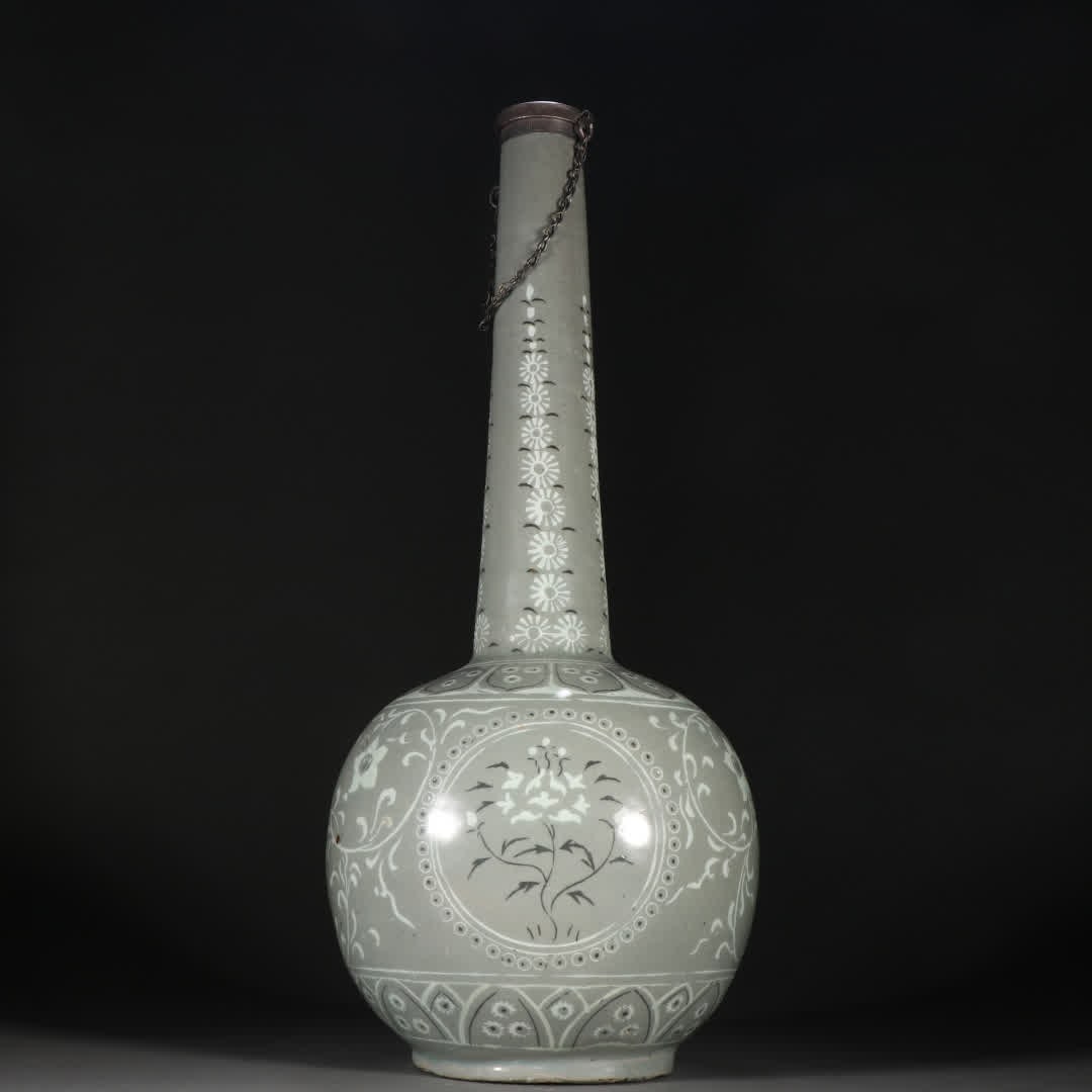 A Korean blue and white pattern long neck bottle: Korean blue and white pattern long neck bottle SIZE: H:39cm W:17cm (The Dimensions Of All Batches Are Manually Measured.If You Need More Detailed Information, Please Contact Our Customer Service