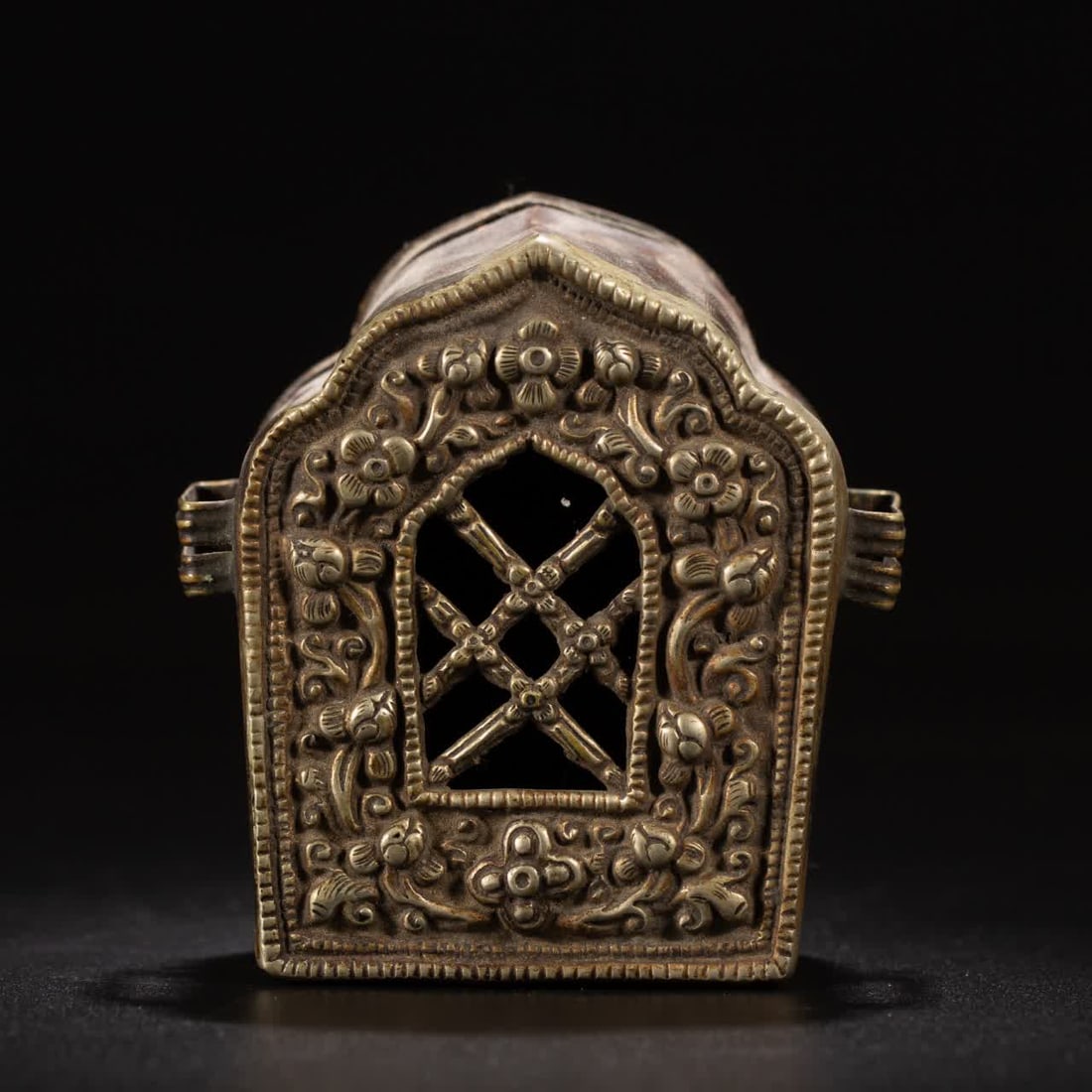 A Qing Dynasty silver gawu box (1 of 6)