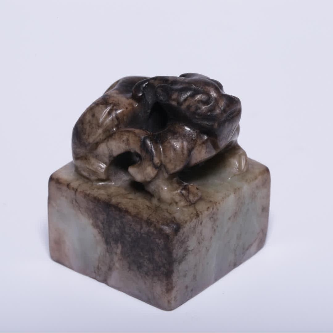 A Han Dynasty Hetian jade seed material with the seal of the Qin beast button (1 of 11)