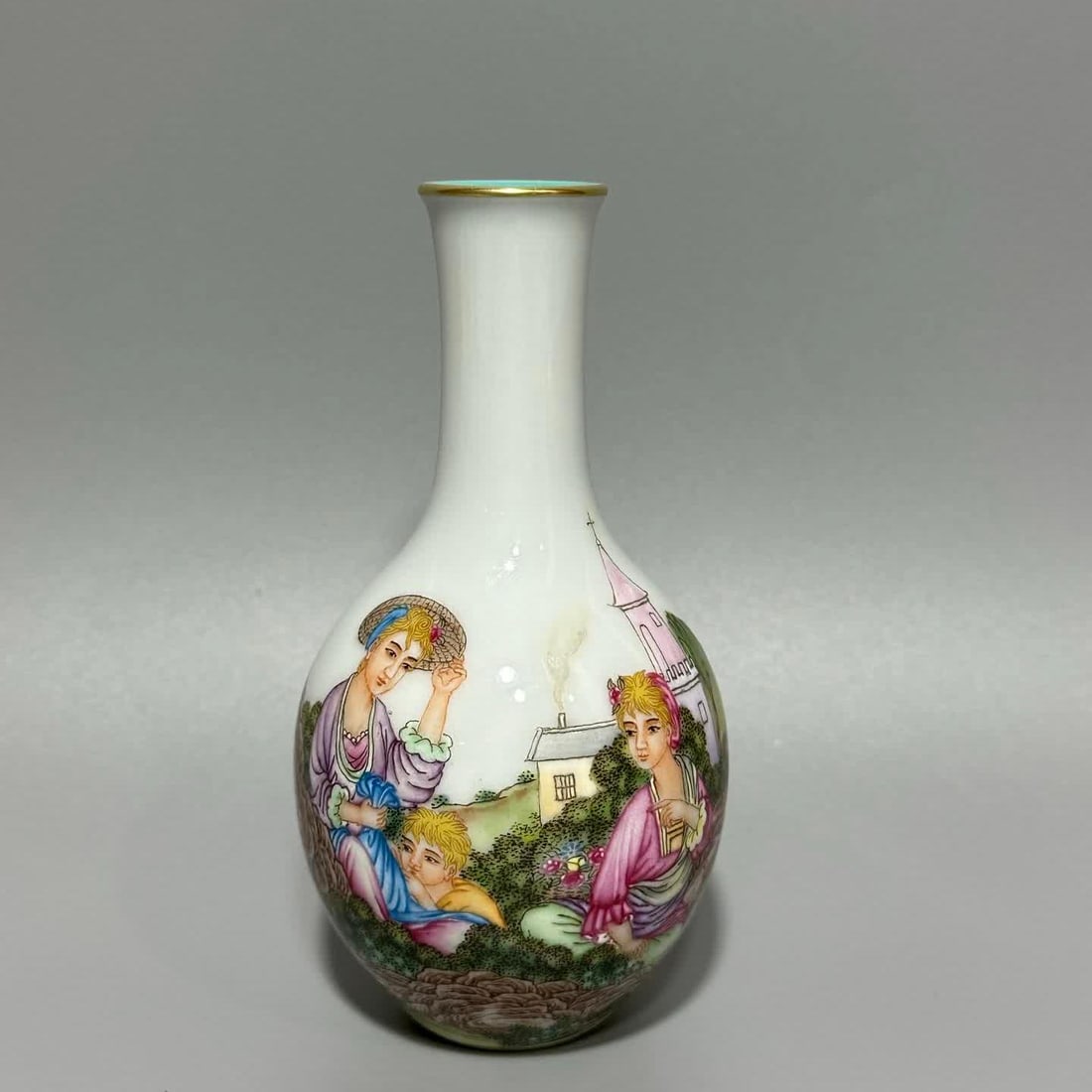 A Qianlong year Western character pattern bottle: Qianlong year Western character pattern vase SIZE: H: 12.2cm MouthD: 2.6cm Belly diameter 6.5cm bottom 2.8cm (The Dimensions Of All Batches Are Manually Measured.If You Need More Detailed