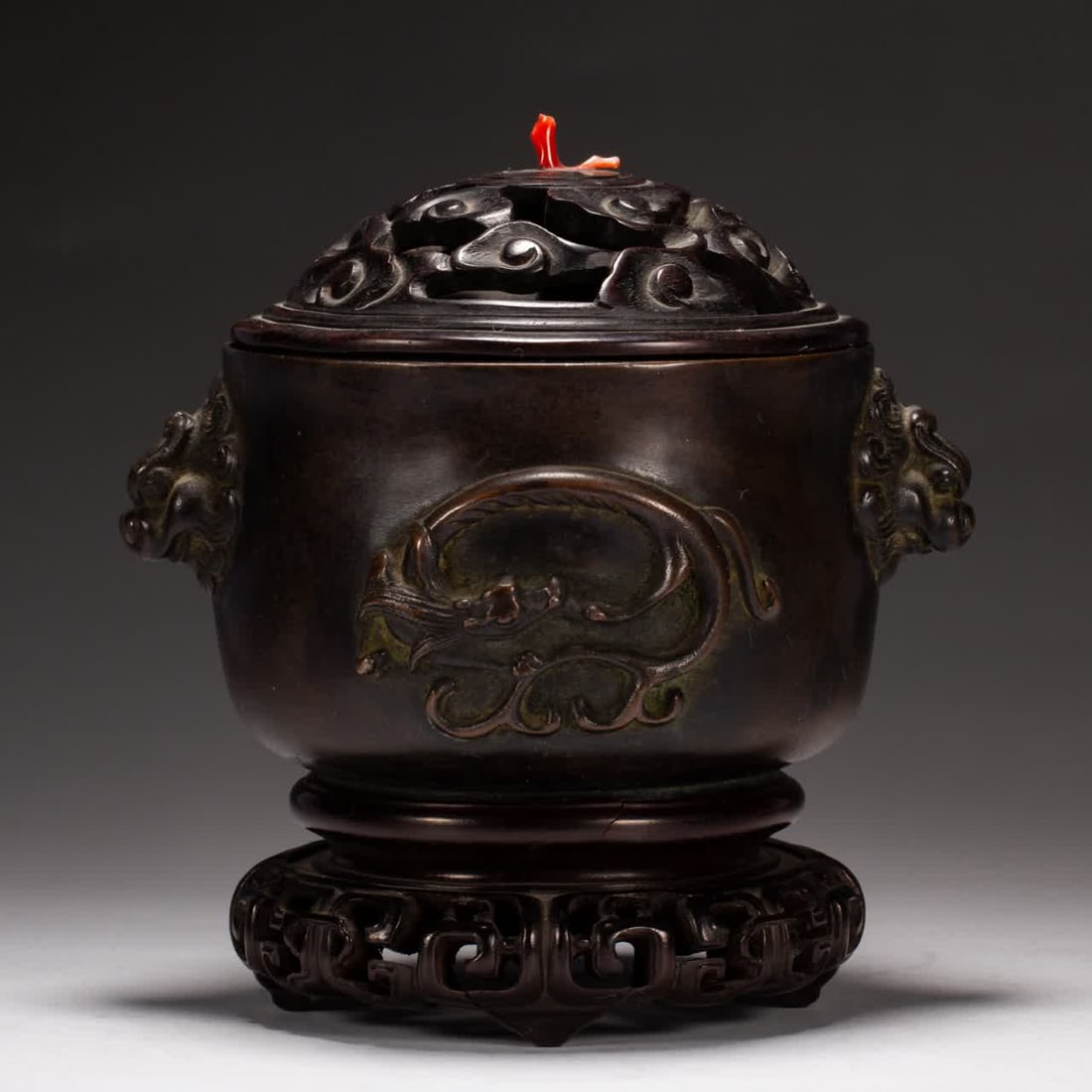 A Qing Dynasty copper dragon pattern incense burner: Qing Dynasty copper dragon pattern incense burner SIZE: L:15cm W:12cm H:15cm W:1830g (The Dimensions Of All Batches Are Manually Measured.If You Need More Detailed Information, Please Contact Our Cust