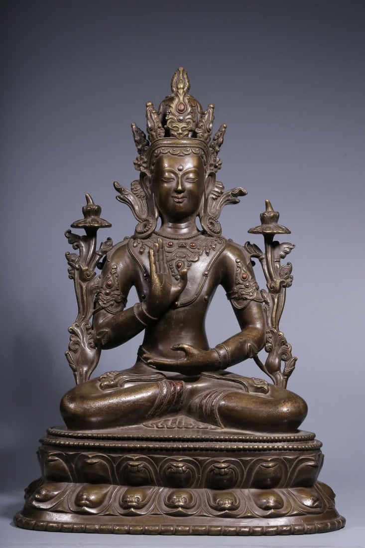 A seated statue of Guanyin in the Qing Dynasty alloy: Qing Dynasty alloy copper Guanyin seated statue SIZE: H: 37.5cm L: 26cm W: 16cm W: 12.5 pounds (The Dimensions Of All Batches Are Manually Measured.If You Need More Detailed Information, Please Contac