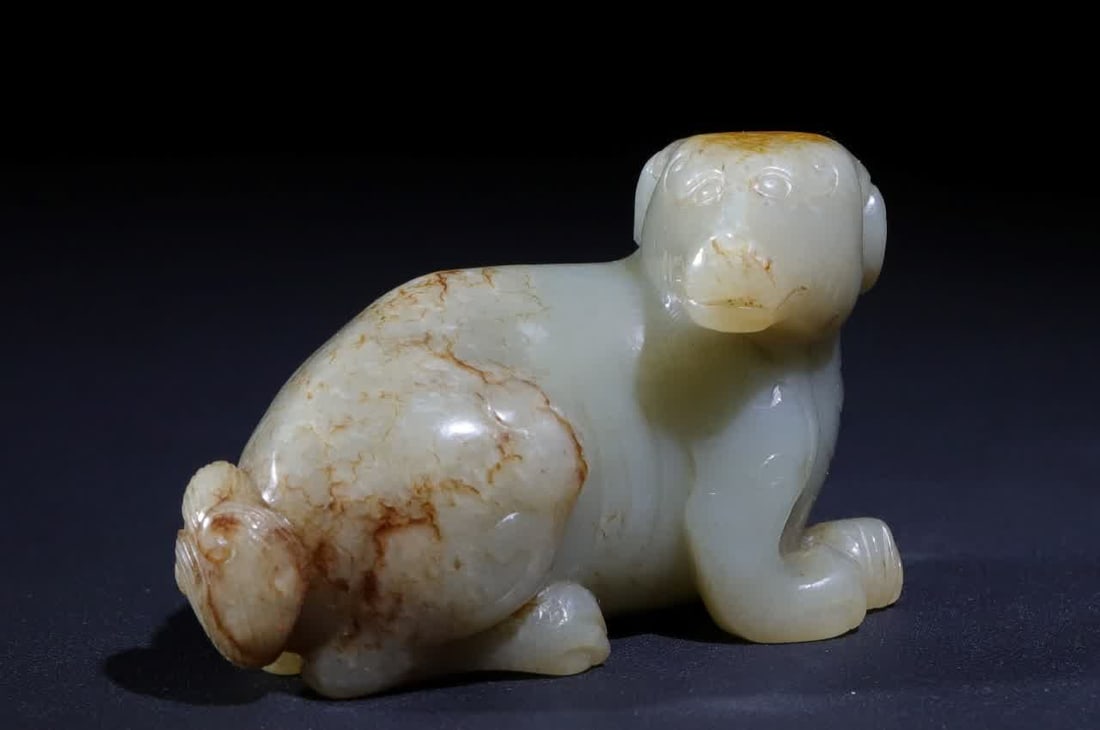 A piece of Qing Dynasty auspicious beast: Qing Dynasty auspicious beast handle Hetian seed material material, uniform and warm, color into the inside, moist pulp, round carved auspicious beast looking back and lying down, pointed ears