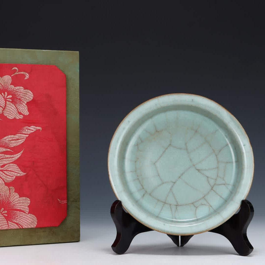 A piece of Song official kiln folded edge washing: Song official kiln folded edge wash SIZE: H: 3.2cm Abdominal diameter 16.7cm (The Dimensions Of All Batches Are Manually Measured.If You Need More Detailed Information, Please Contact Our