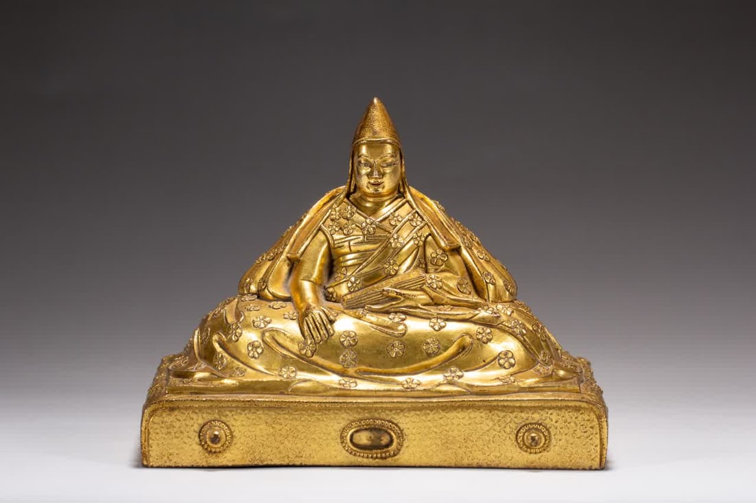 A bronze gilt Buddha statue of the Qing Dynasty: Qing Dynasty copper gilt Buddha statue SIZE: L:18cm W:12.5cm H:13cm W:2180g (The Dimensions Of All Batches Are Manually Measured.If You Need More Detailed Information, Please Contact Our Customer Serv