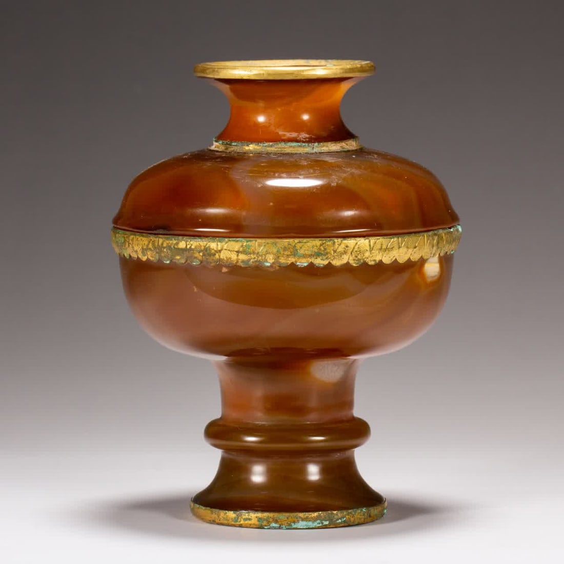 A Liao gold agate gold-covered lid box: Liao gold agate covered gold lid box SIZE: L:10cm W:10cm H:12cm (The Dimensions Of All Batches Are Manually Measured.If You Need More Detailed Information, Please Contact Our Customer Service