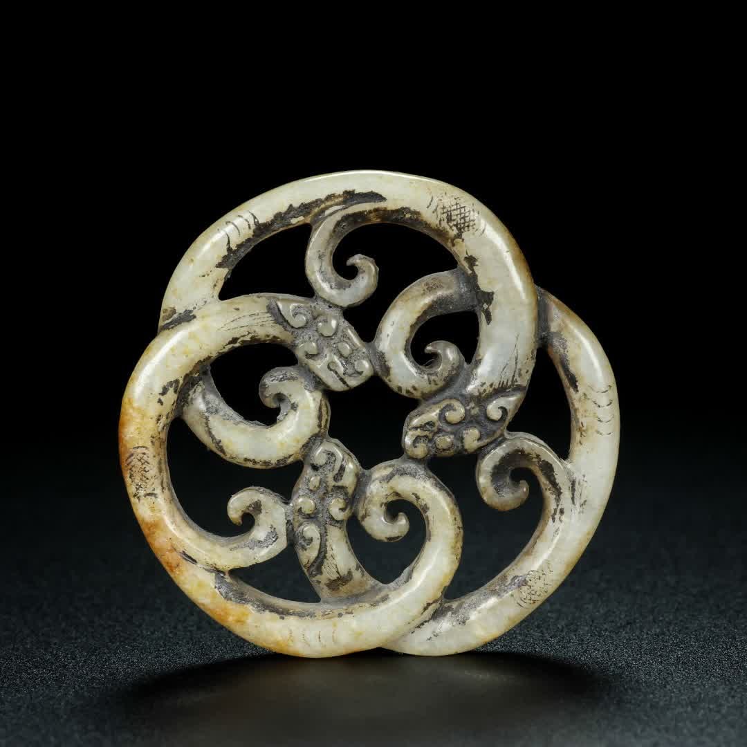 An ancient jade hollow jade jade: Ancient jade hollow jade jade SIZE: D:5cm T:0.4cm W:20.1g (The Dimensions Of All Batches Are Manually Measured.If You Need More Detailed Information, Please Contact Our Customer Service Before Bidding