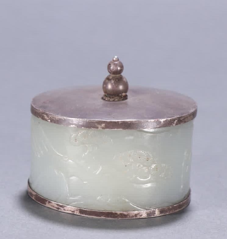 A Qing Dynasty Hetian jade bag silver landscape figure cover box (1 of 9)