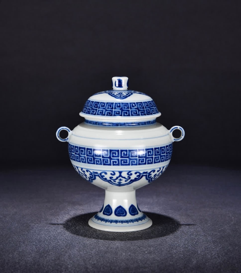 A Qing Qianlong blue and white echo high-footed lid jar (1 of 9)