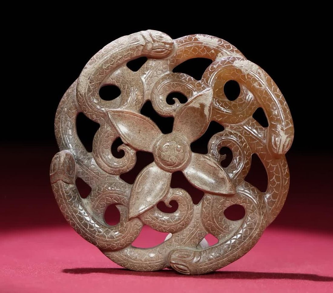 A Han Dynasty jade snake pattern hollow pendant: Han Dynasty jade snake pattern hollow ornament SIZE: 67x12mm W: 67g (The Dimensions Of All Batches Are Manually Measured.If You Need More Detailed Information, Please Contact Our Customer Service Befo