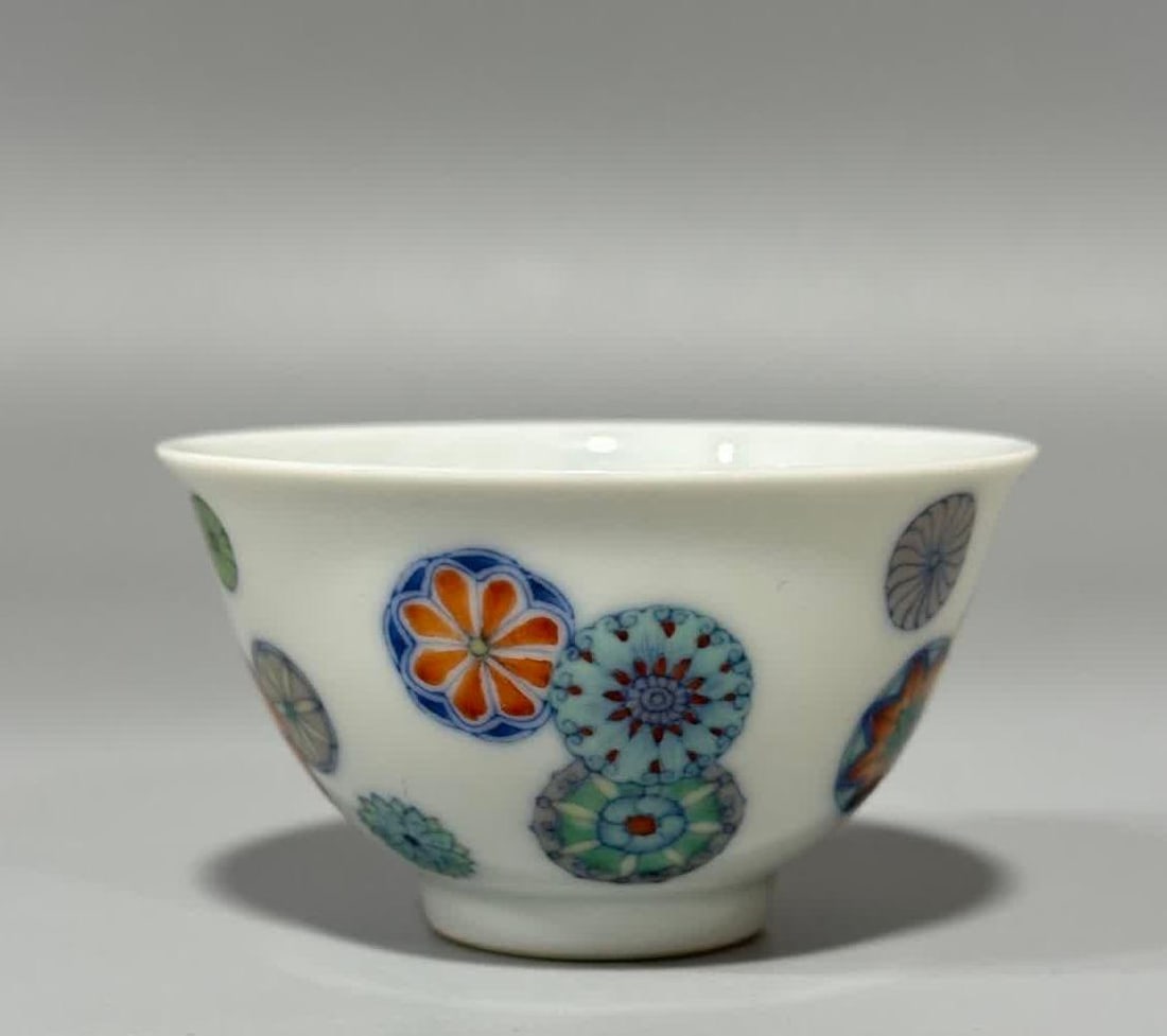 A Qing Dynasty Yongzheng year system Doucai leather ball flower drinking cup (1 of 9)
