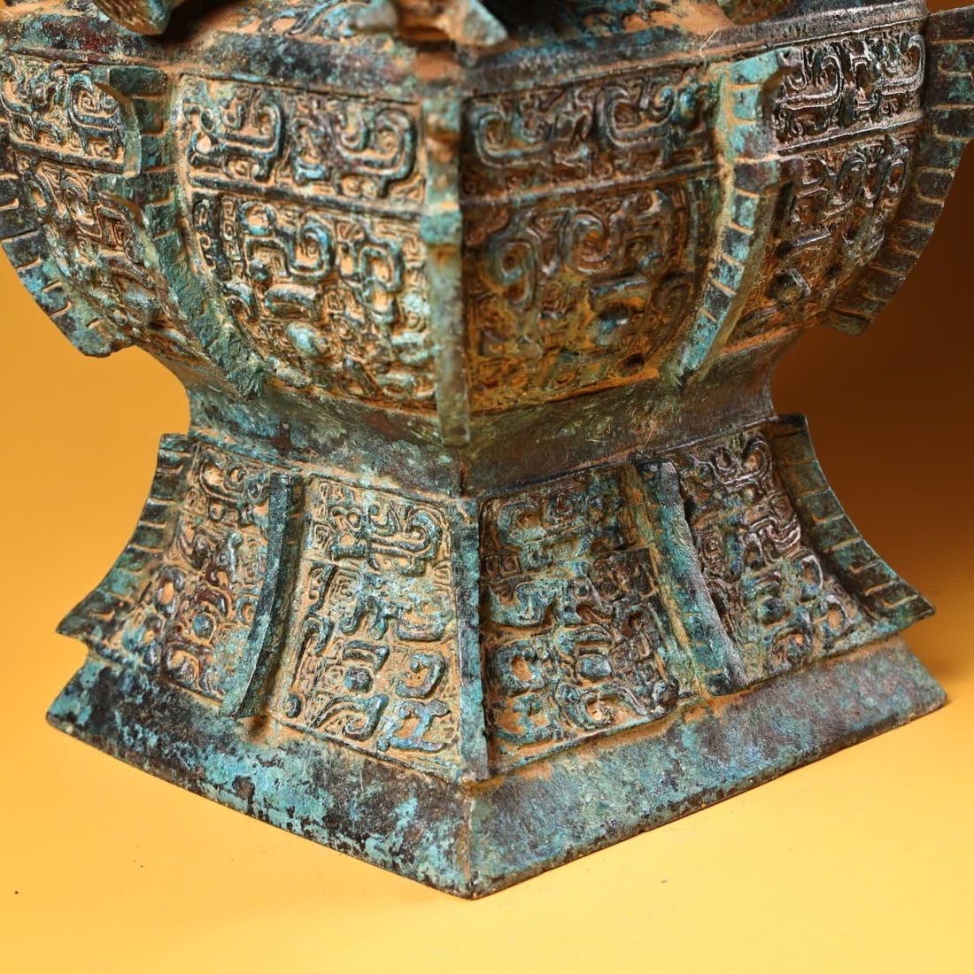 A bronze square tripod - 10