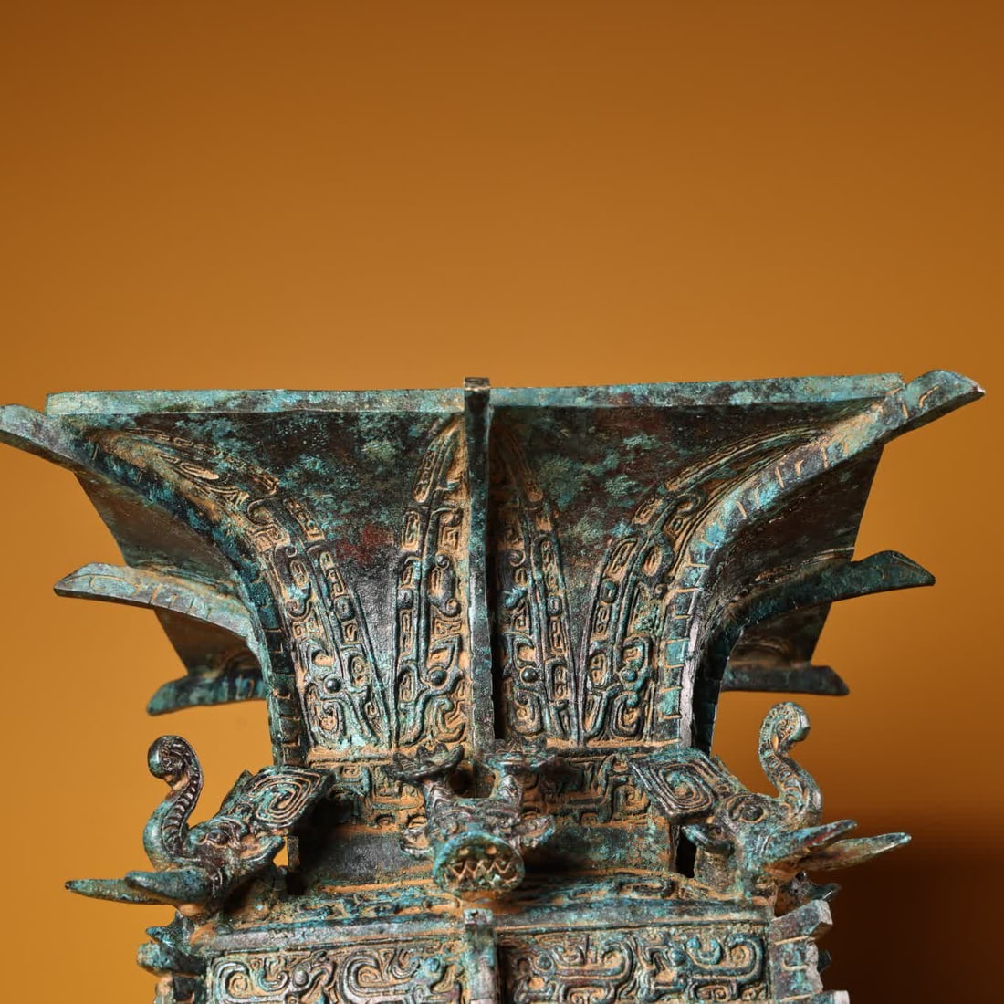 A bronze square tripod - 6