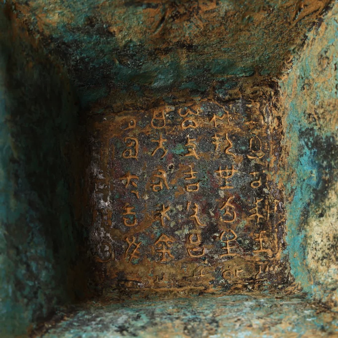 A bronze square tripod - 9