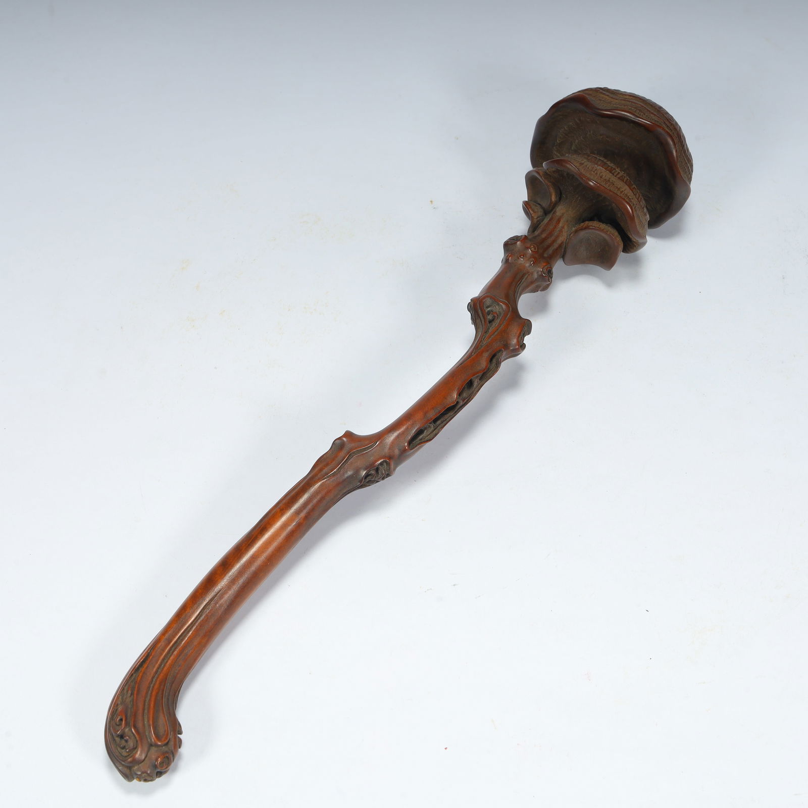 Qing Dynasty boxwood carving "Ganoderma lucidum pattern ruyi: Qing Dynasty boxwood carving "Ganoderma lucidum pattern ruyi SIZE: Height 5.5cm Length 30cm Width 6.5cm Weight 108g (The Dimensions Of All Batches Are Manually Measured.If You Need More Detailed