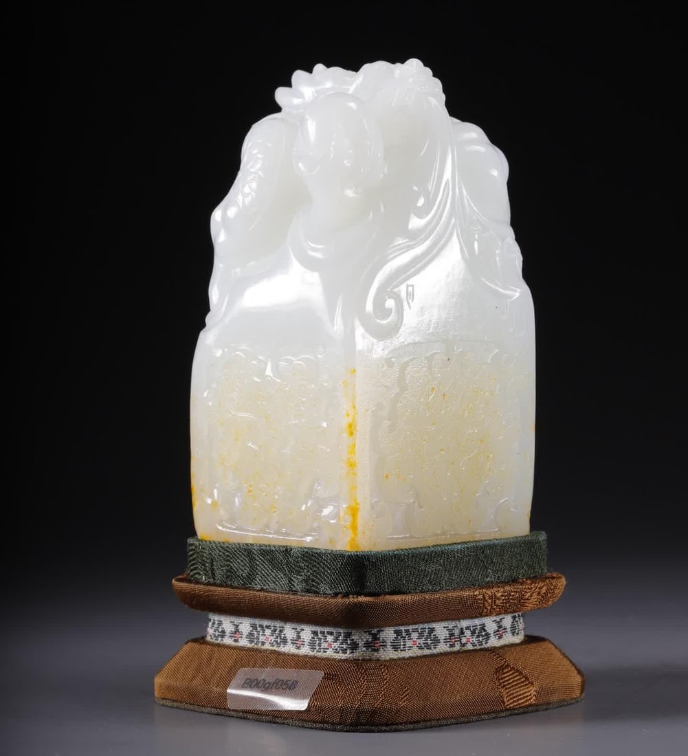 A Qing Dynasty Hetian jade dragon pattern ornament: Qing Dynasty Hetian jade dragon pattern ornaments SIZE: 8.6x4.8x4.3cm W:402g (The Dimensions Of All Batches Are Manually Measured.If You Need More Detailed Information, Please Contact Our