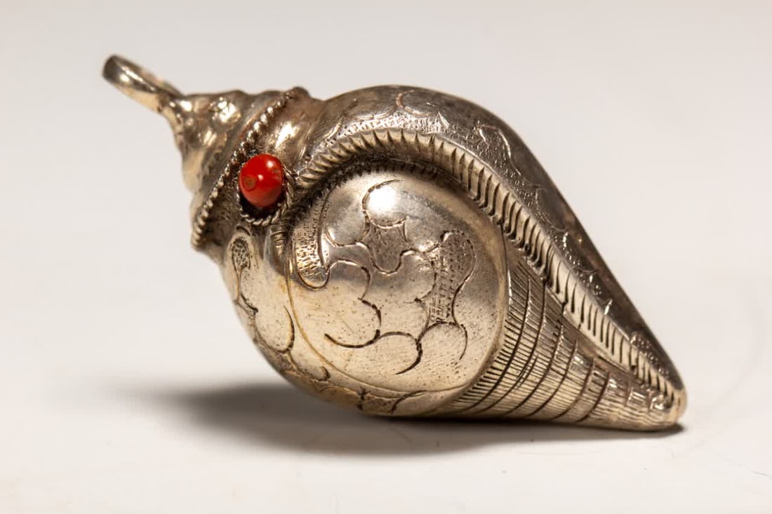 A Qing Dynasty Tibetan silver snail: Qing Dynasty Tibetan silver snail SIZE: L:4.5cm W:2cm W:10g (The Dimensions Of All Batches Are Manually Measured.If You Need More Detailed Information, Please Contact Our Customer Service