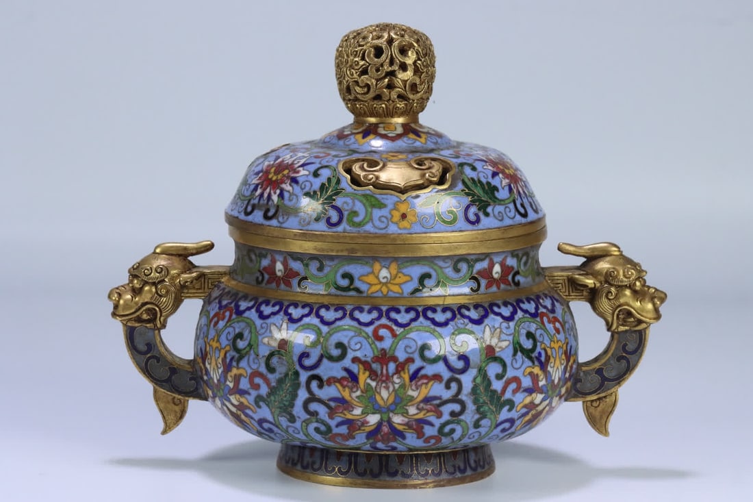 A cloisonné amphora made in the Qianlong era: Qianlong year cloisonné amphora incense burner SIZE: 19.4x13.1x15.4cm W:2120g (The Dimensions Of All Batches Are Manually Measured.If You Need More Detailed Information, Please Contact Our