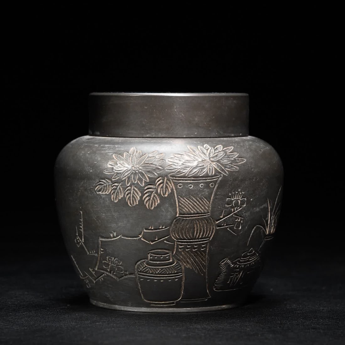 A piece of Qing Dynasty tin tea jar: Qing Dynasty tin tire tea can SIZE: H:9.5cm W:10cm W:557g (The Dimensions Of All Batches Are Manually Measured.If You Need More Detailed Information, Please Contact Our Customer Service Before