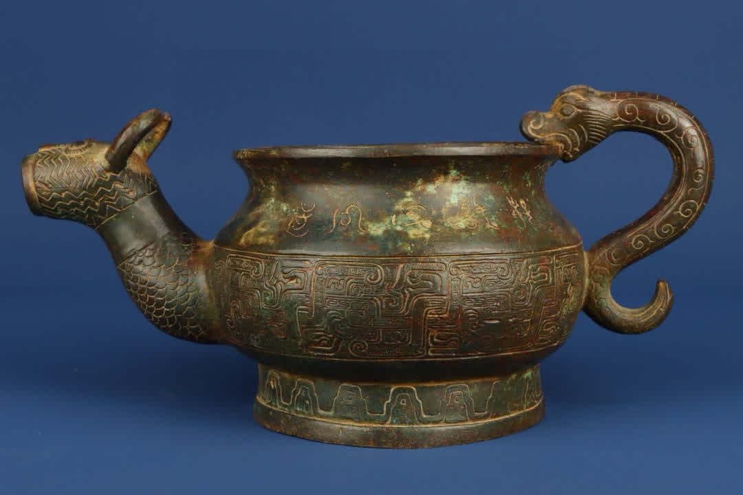 A Western Zhou bronze beast head pot: Western Zhou bronze beast head pot SIZE: W:1550g L:27cm H:13cm (The Dimensions Of All Batches Are Manually Measured.If You Need More Detailed Information, Please Contact Our Customer Service