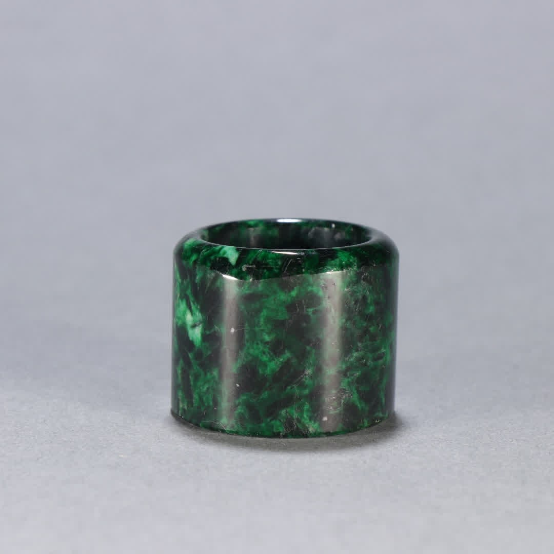 A piece of jade finger in the Qing Dynasty: Qing Dynasty jade finger SIZE: Inner diameter 2.3cm W:2.5cm W:30g (The Dimensions Of All Batches Are Manually Measured.If You Need More Detailed Information, Please Contact Our Customer Service