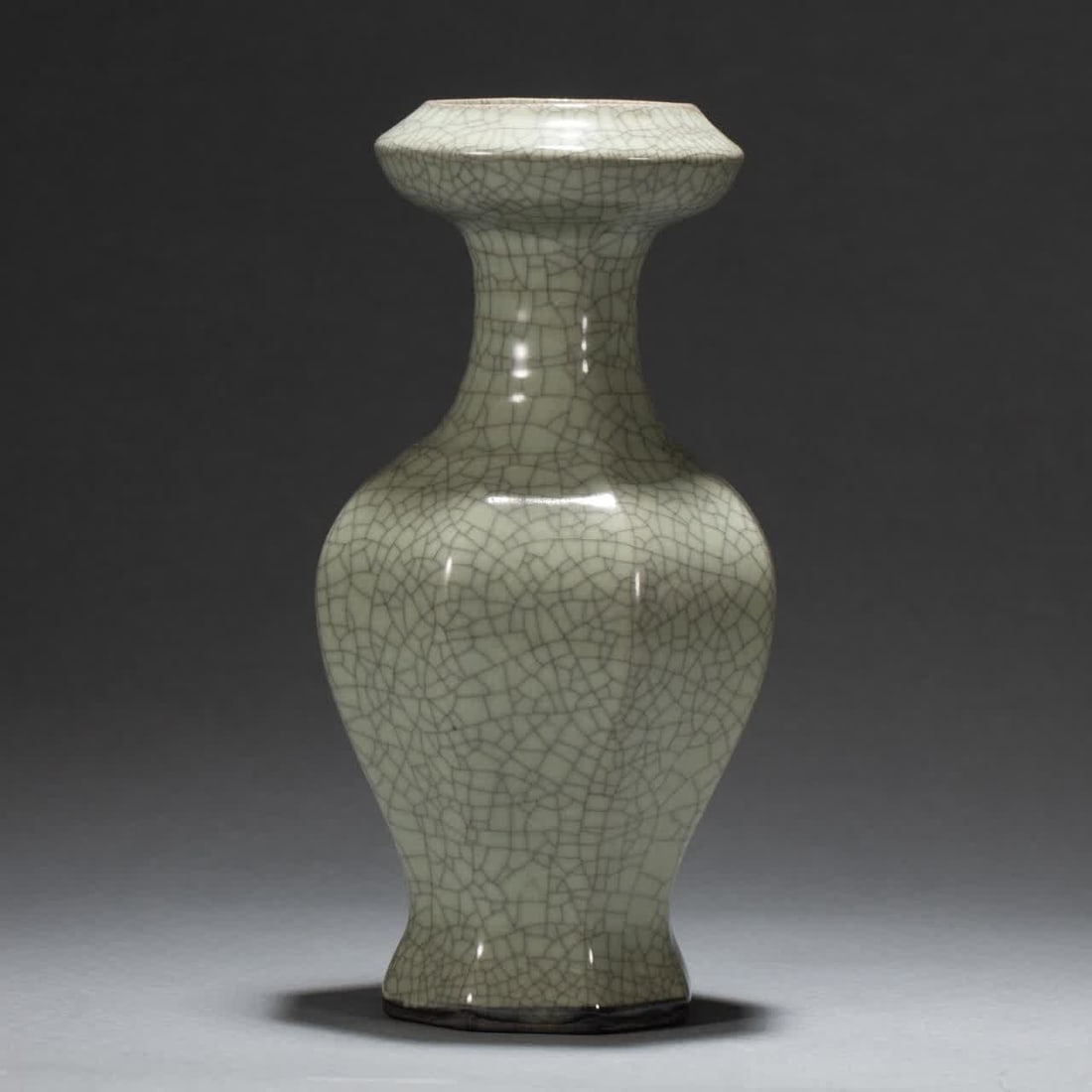 A Song Dynasty official kiln bottle (1 of 8)