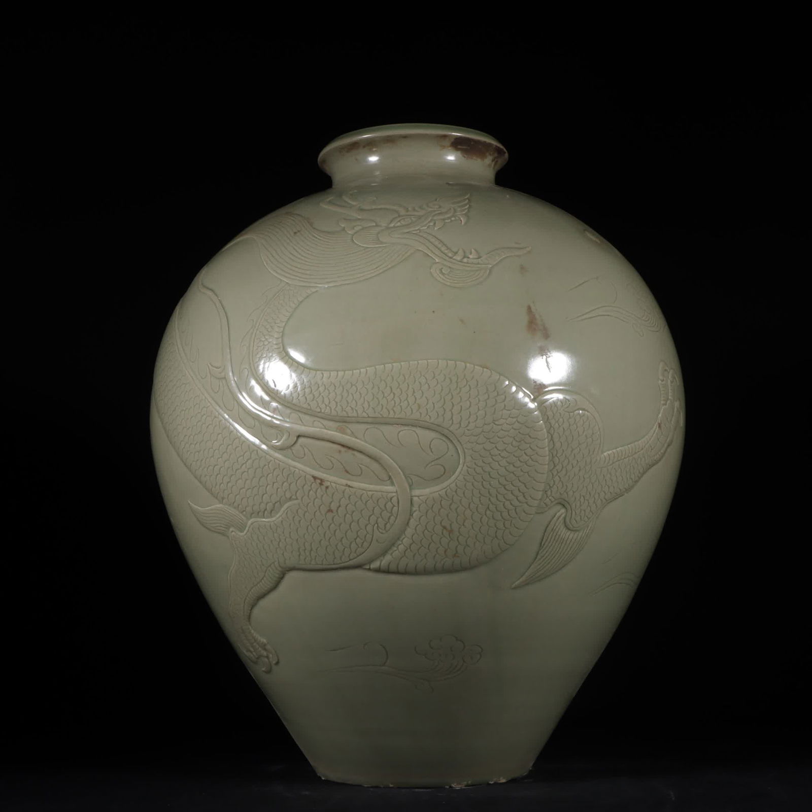A Tang Dynasty Yue kiln secret color celadon high-relief dragon pattern jar: Tang Dynasty Yue kiln secret color celadon high-relief dragon pattern jar SIZE: H:31.5cm W:26cm (The Dimensions Of All Batches Are Manually Measured.If You Need More Detailed Information, Please Conta