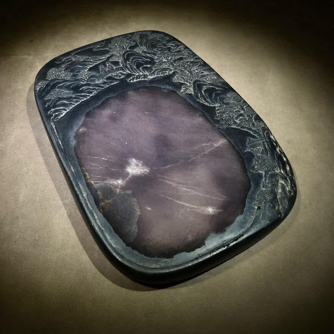 A Qing Dynasty Duanyan: Duanyan shallow carved landscape figures Yantang natural ice pattern, fire press, banana leaf white, etc. The texture is delicate, the feel is fine and smooth, the inkstone shape is simple and