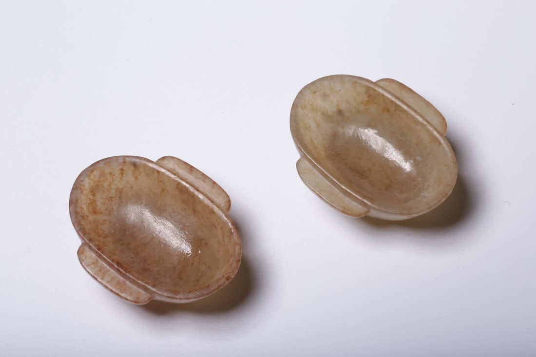 A pair of Han Dynasty Hetian jade pocket ear cups: Han Dynasty Hetian jade pocket ear cup SIZE: L:2.6cm W:2.2cm H:1cm W:9g (The Dimensions Of All Batches Are Manually Measured.If You Need More Detailed Information, Please Contact Our