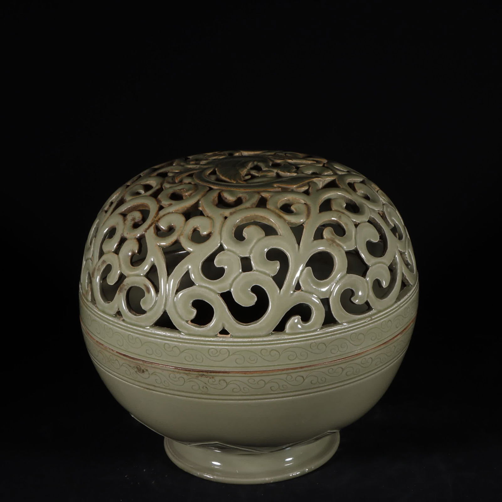 A Tang Dynasty Yue kiln secret color celadon hollow phoenix pattern smoker: Tang Dynasty Yue kiln secret color celadon hollow phoenix pattern smoker SIZE: H:18cm W:19cm (The Dimensions Of All Batches Are Manually Measured.If You Need More Detailed Information, Please Contact