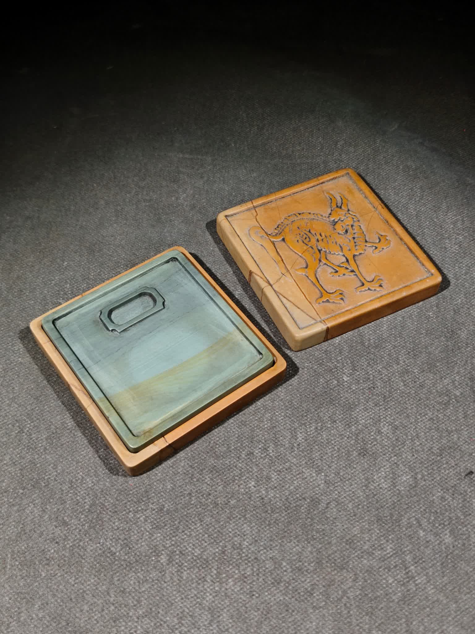 A Qing Dynasty ponderosa flower set inkstone: Poserosa flower set inkstone rectangular, green inkstone, the inkstone surface is simple, elegant and practical, and the texture is delicate and smooth. The back of the inkstone is engraved with verse