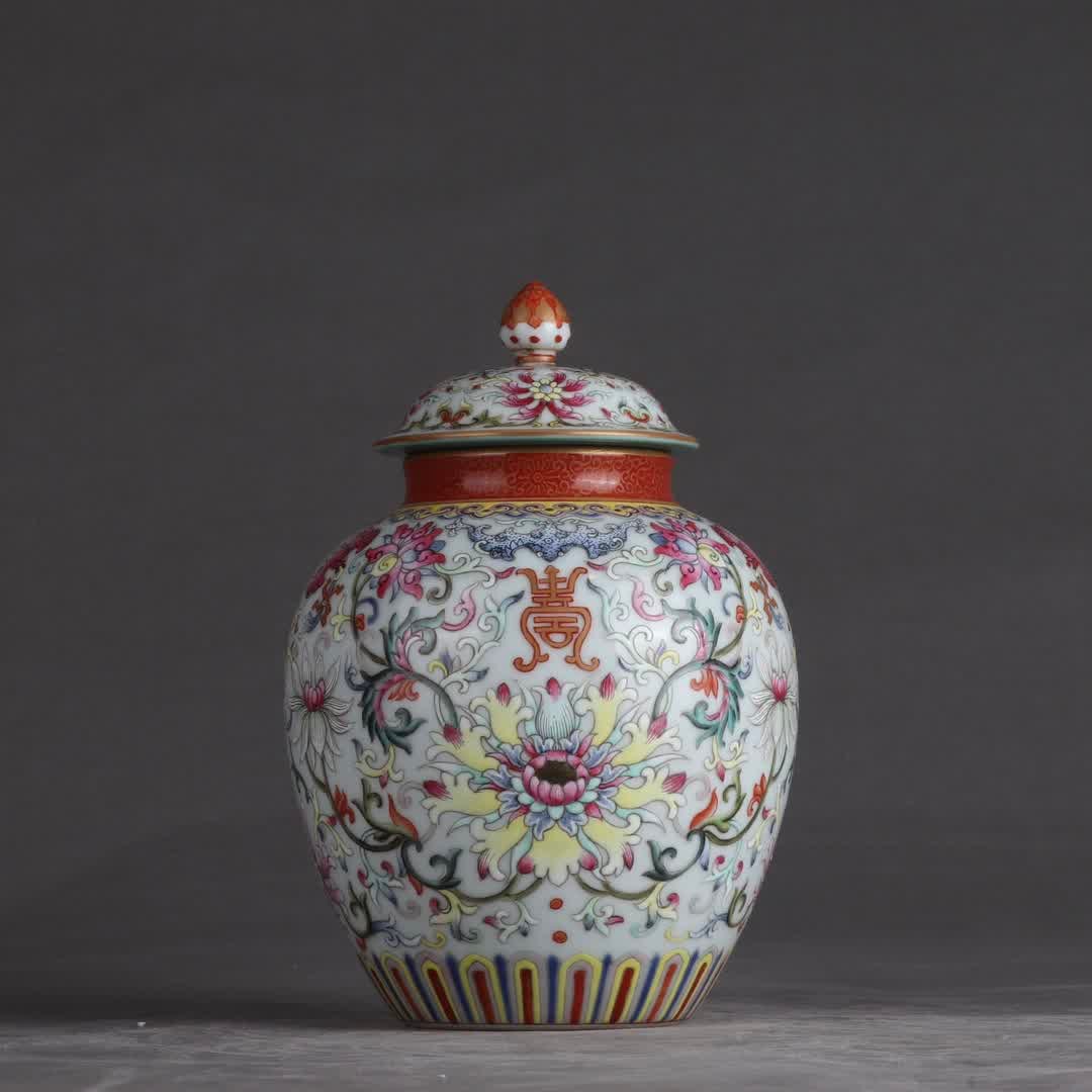 A Qing Jiaqing pastel passionflower entwined gold blessing and longevity pattern lid jar: Qing Jiaqing pastel passionflower entwined with gold and longevity pattern lid jar SIZE: H: 17.5cm Belly diameter 11.6cm (The Dimensions Of All Batches Are Manually Measured.If You Need More Detailed