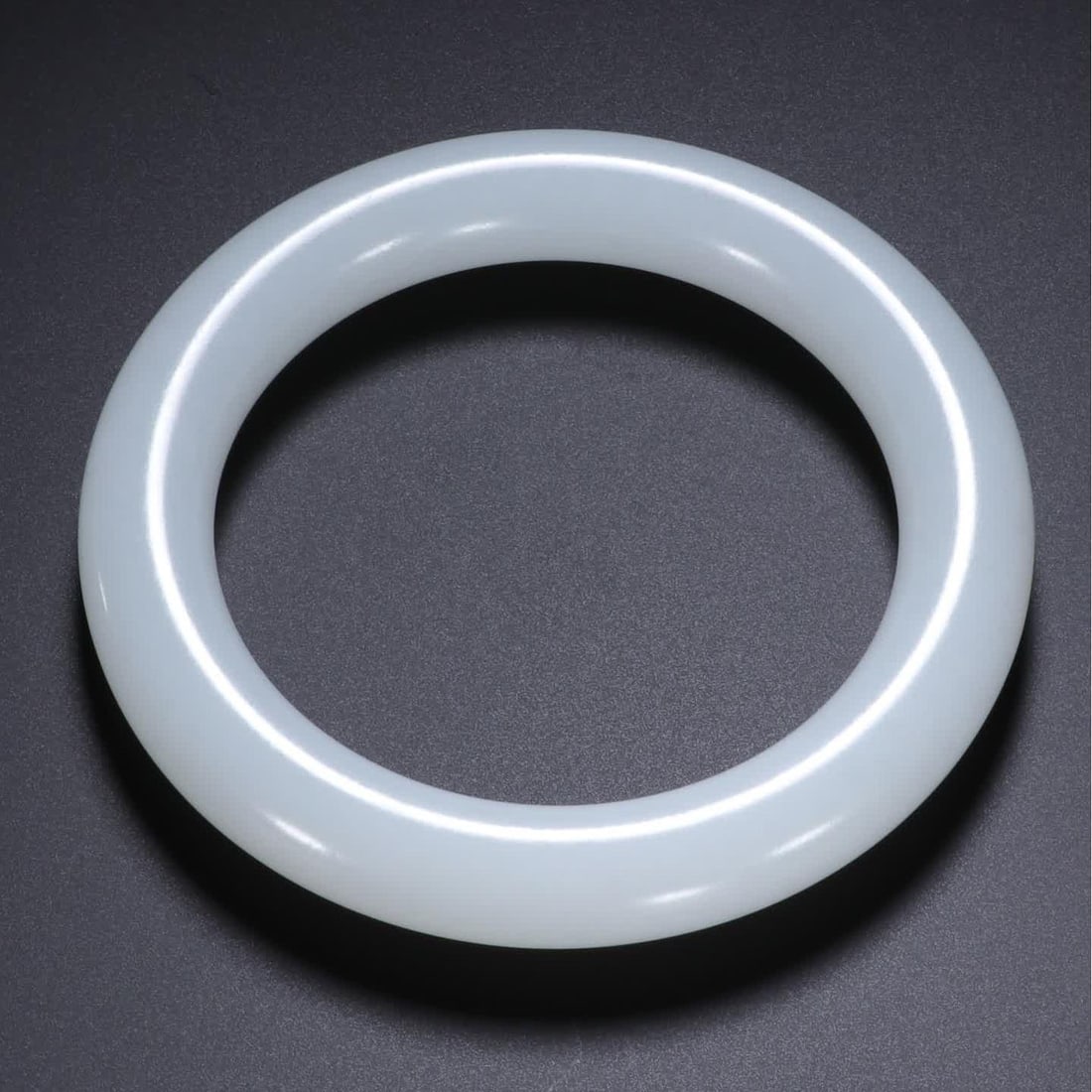 A Qing Dynasty Hetian jade white jade bracelet (1 of 9)