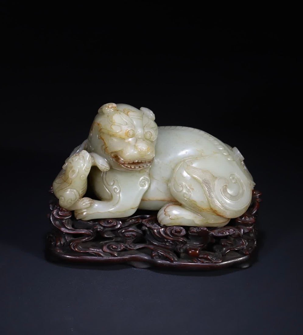 A Qing Dynasty Hetian jade mother auspicious beast carving (1 of 10)
