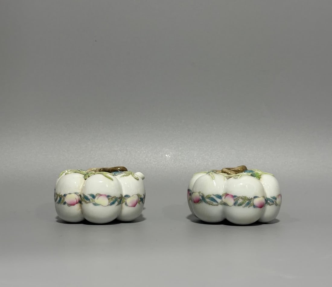 A pair of pastel pumpkin-shaped water droplets made in the Yongzheng era of the Qing Dynasty (1 of 9)