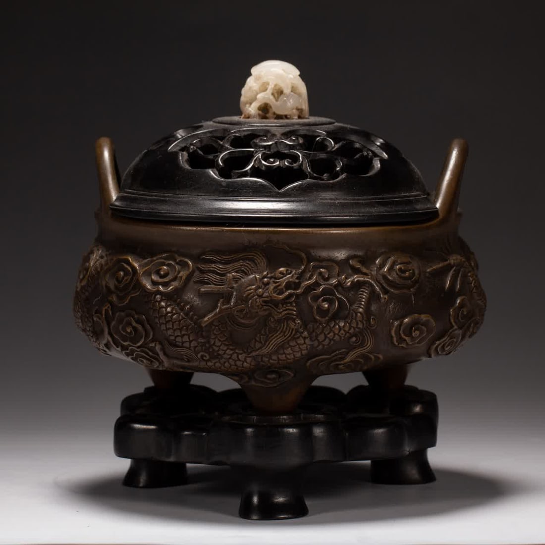 A Qing Dynasty copper dragon pattern amphora: Qing Dynasty copper dragon pattern amphora SIZE: L:14cm W:14cm H:17cm W:1660g (The Dimensions Of All Batches Are Manually Measured.If You Need More Detailed Information, Please Contact Our Customer Se