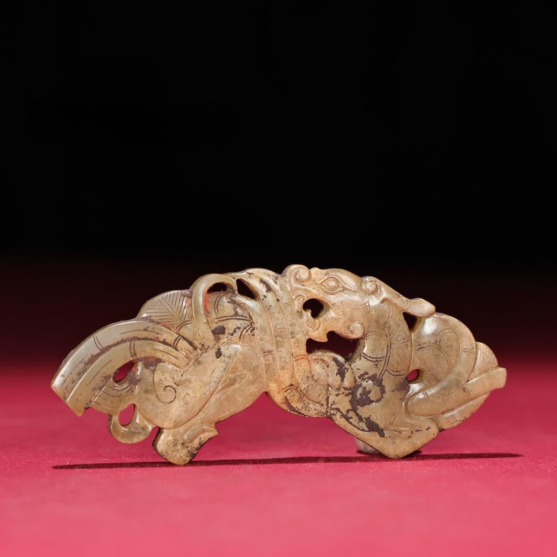 A Han Dynasty jade dragon pendant: Han Dynasty jade dragon pendant SIZE: 89×31x6mm W: 37g (The Dimensions Of All Batches Are Manually Measured.If You Need More Detailed Information, Please Contact Our Customer Service Before Bidding.)