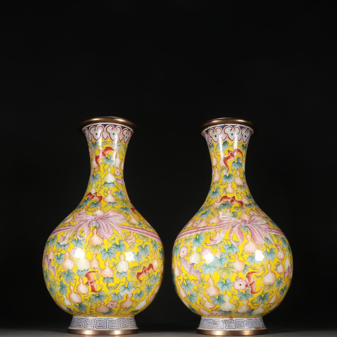 A pair of Qing Dynasty copper gilt painting enamel gourd pattern baggage bottles: Qing Dynasty A pair of copper-gilt painting enamel gourd pattern baggage bottles SIZE: H: 26.5cm W: 14.5cm Single W: 940.1g (The Dimensions Of All Batches Are Manually Measured.If You Need More Detail